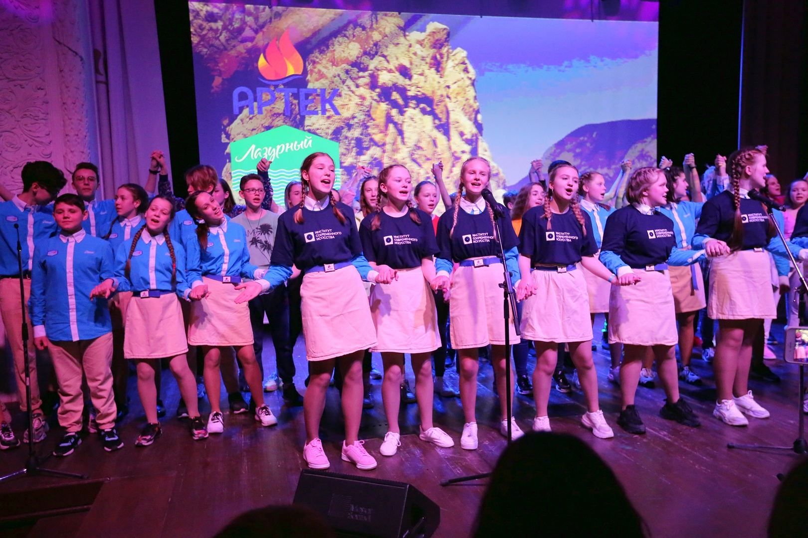 Окупанти в Криму зігнали дітей на концерт у розпал поширення коронавірусу: фото Окупанти в Криму зігнали дітей на концерт у розпал поширення коронавірусу: фото