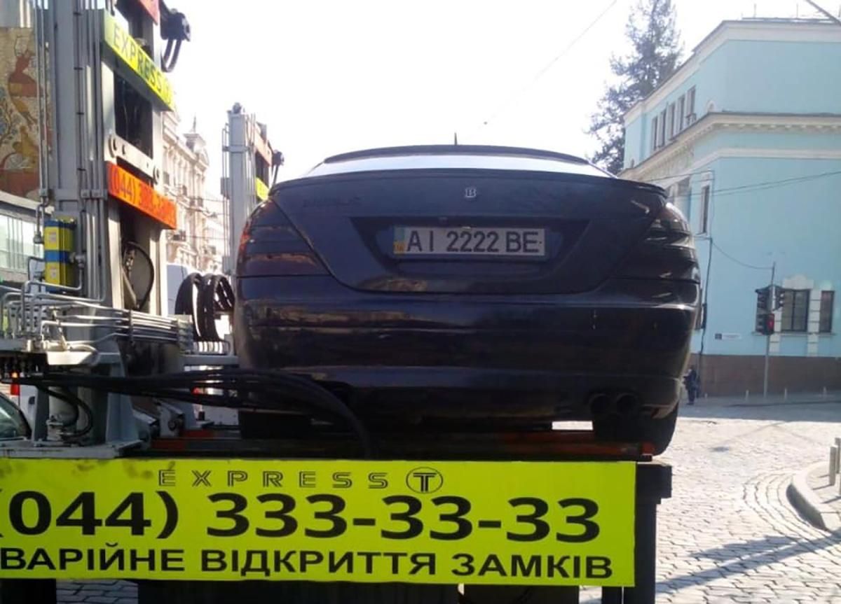 У Києві оригінально провчили водія, який припаркувався на пішоходному переході: відео