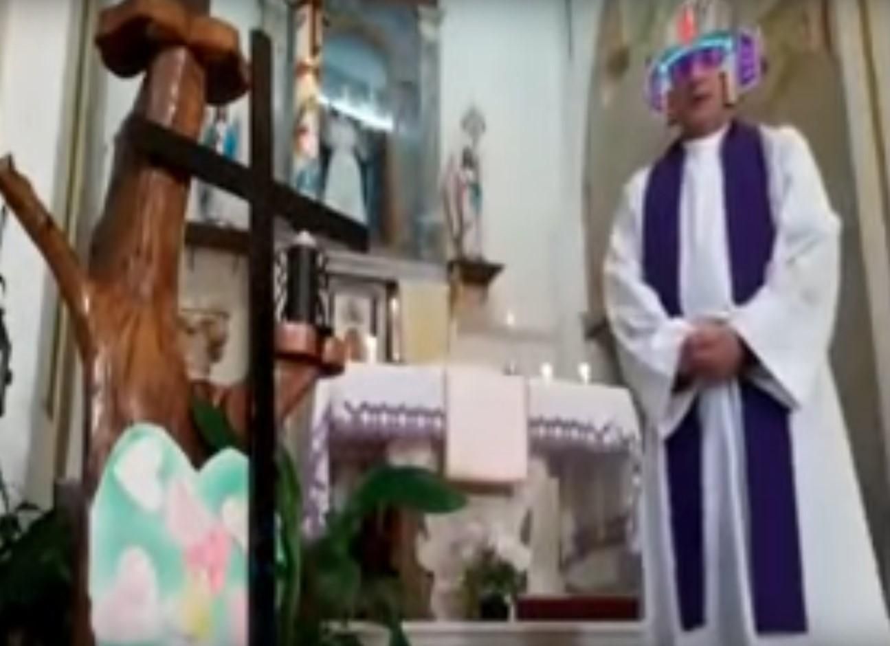 Священник влаштував онлайн-службу, але випадково увімкнув кумедні маски: відео 