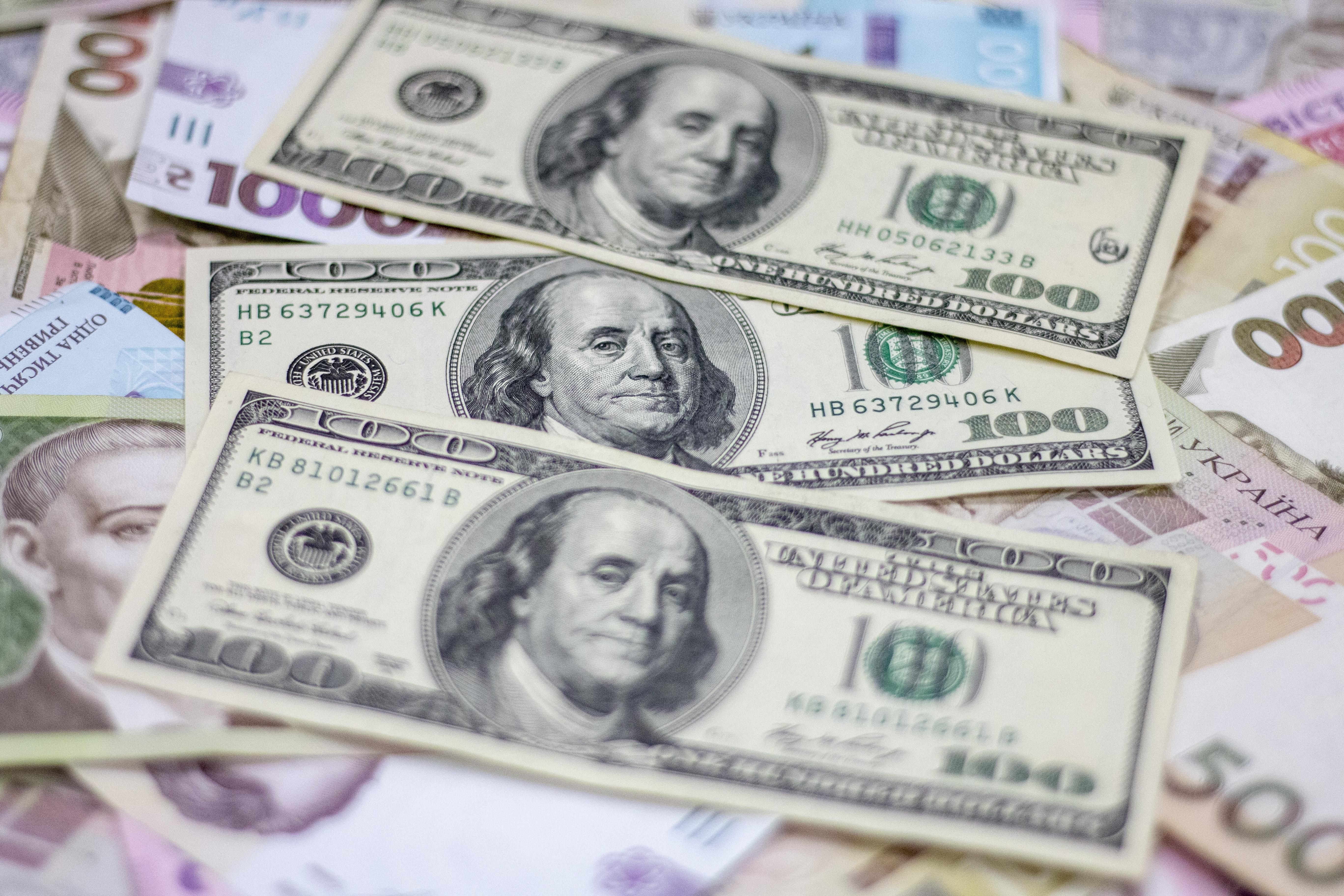 Попит на валюту знизився утричі: долар може і не переступити межі у 30 гривень