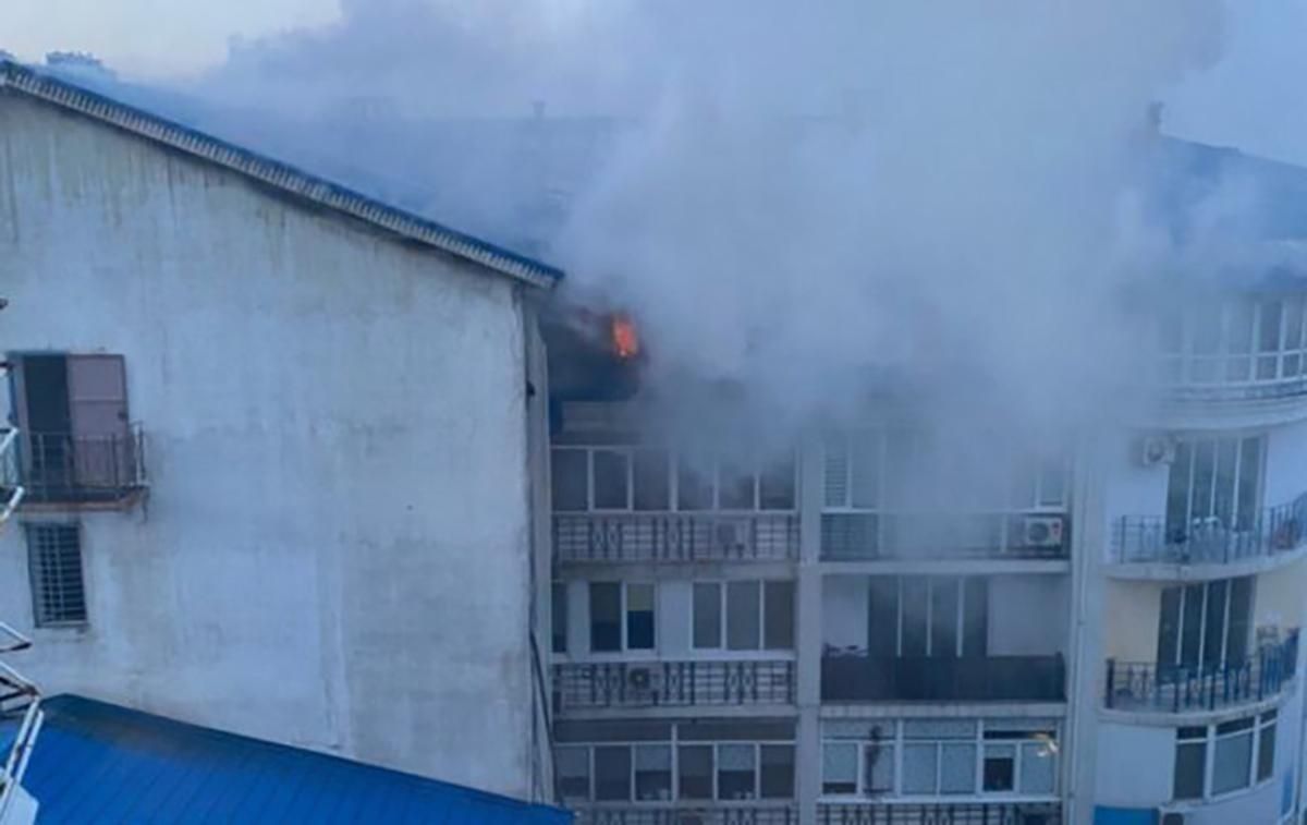 В Одесі горить житловий будинок: фото, відео