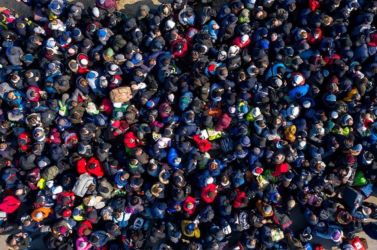 Очередь из тысячи украинцев на границе с Польшей: шокирующие фото и видео Очередь из тысячи украинцев на границе с Польшей: шокирующие фото и видео