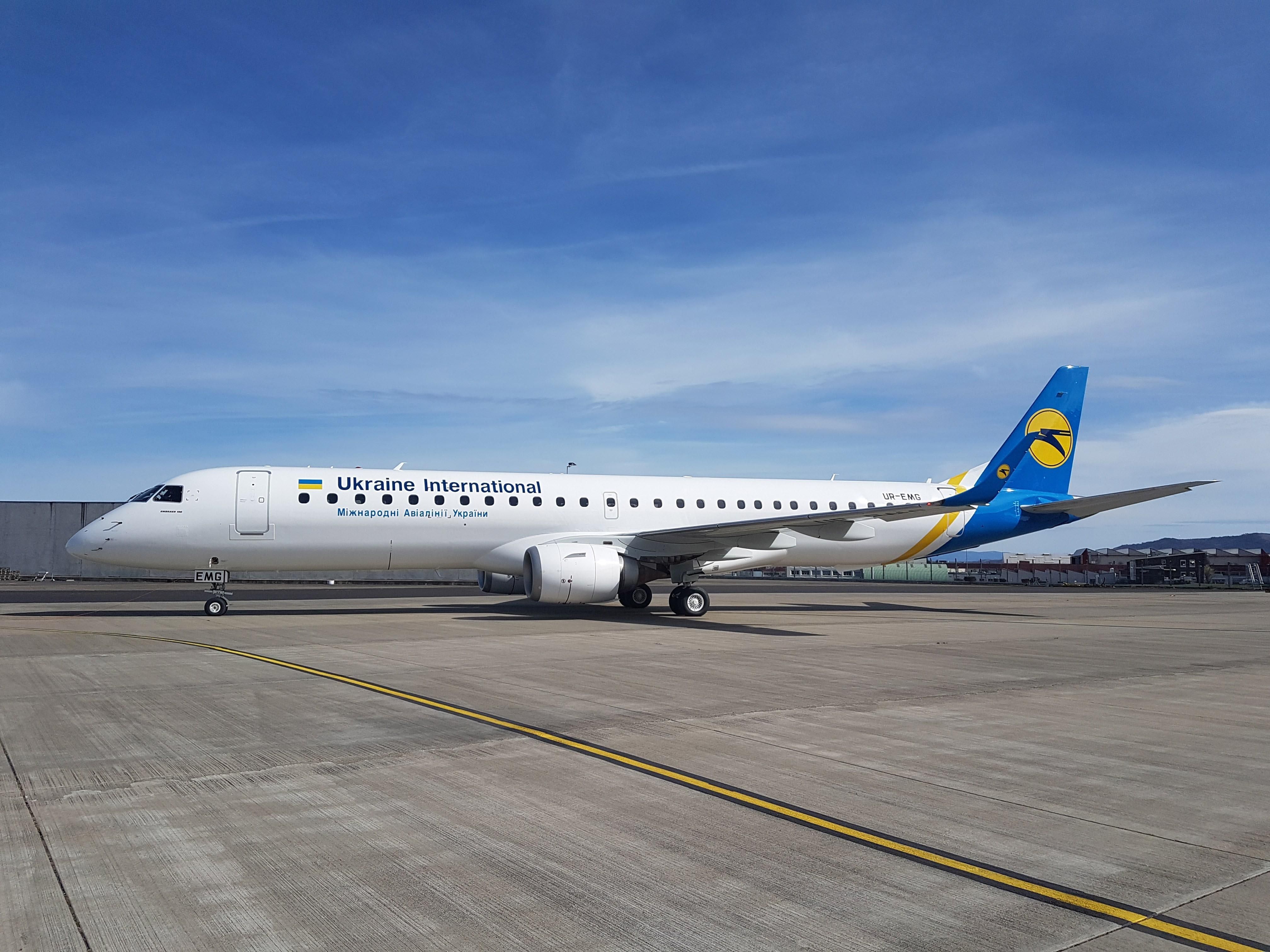 Международные авиалинии. Embraer 195. Embraer 195 украинские авиалинии. Самолет Embraer 195. МАУ украинские авиалинии.