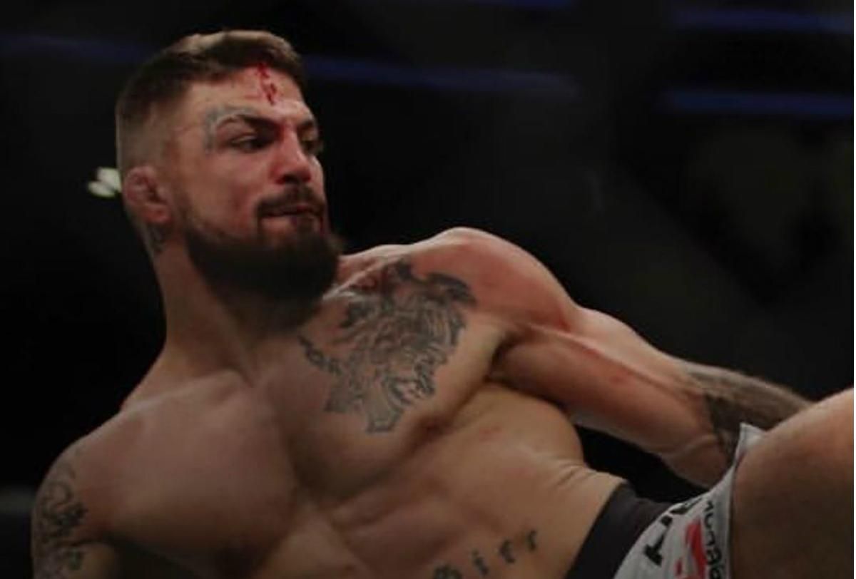 Боец UFC отправил в нокаут незнакомца на улице: видео