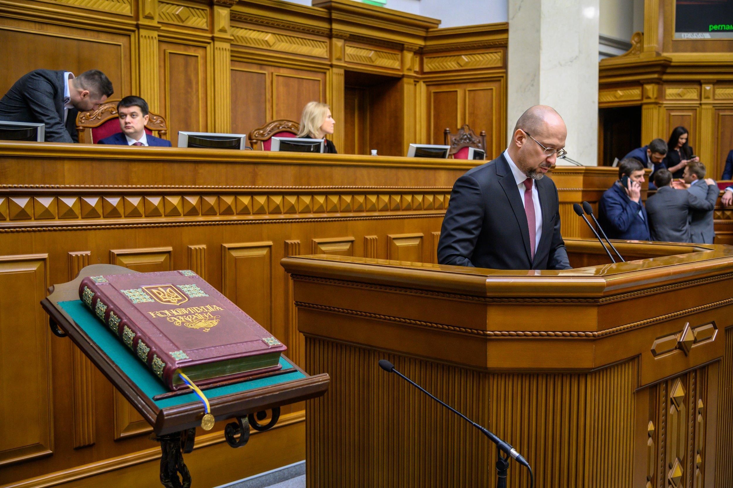 Уряд хоче урізати надбавки лікарям та вчителям Уряд хоче урізати надбавки лікарям та вчителям