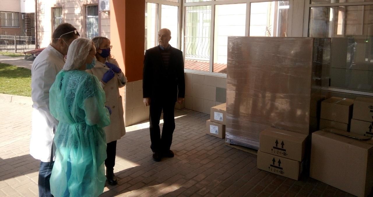 Предприятие Бахматюка на Прикарпатье закупило оборудование и материалы для местных больниц