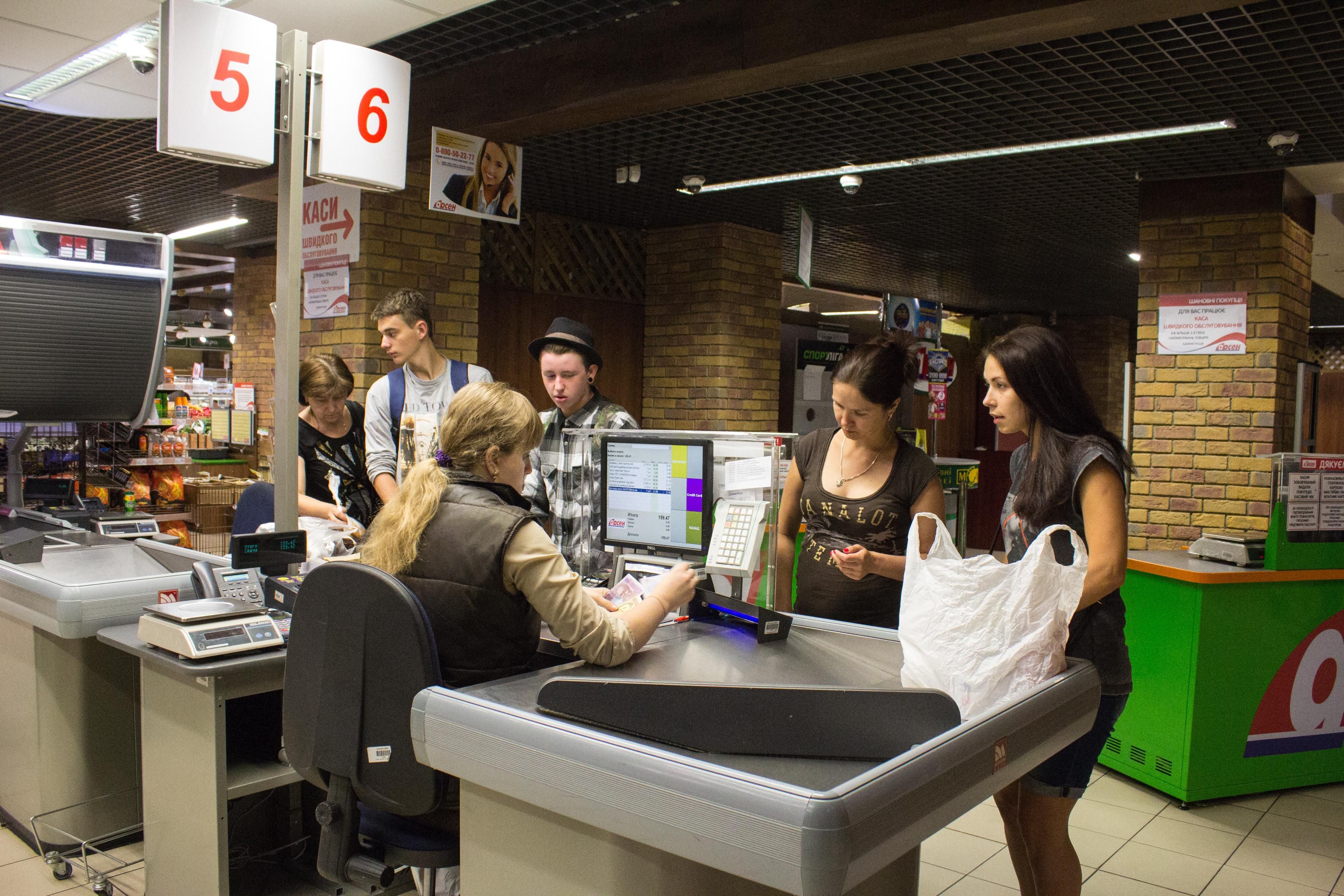 В Черновцах хотят закрыть магазины, в которых нельзя рассчитаться карточкой В Черновцах хотят закрыть магазины, в которых нельзя рассчитаться карточкой