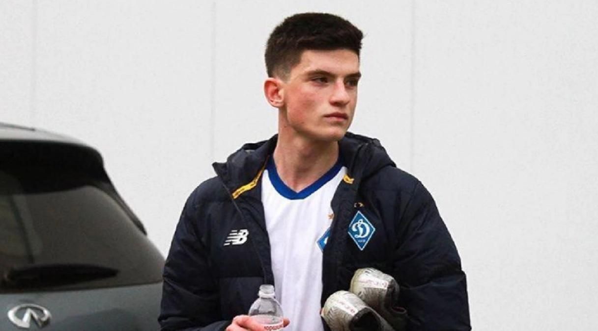 Юний гравець "Динамо" безкоштовно роздавав у Києві маски пенсіонерам: відео Юний гравець "Динамо" безкоштовно роздавав у Києві маски пенсіонерам: відео