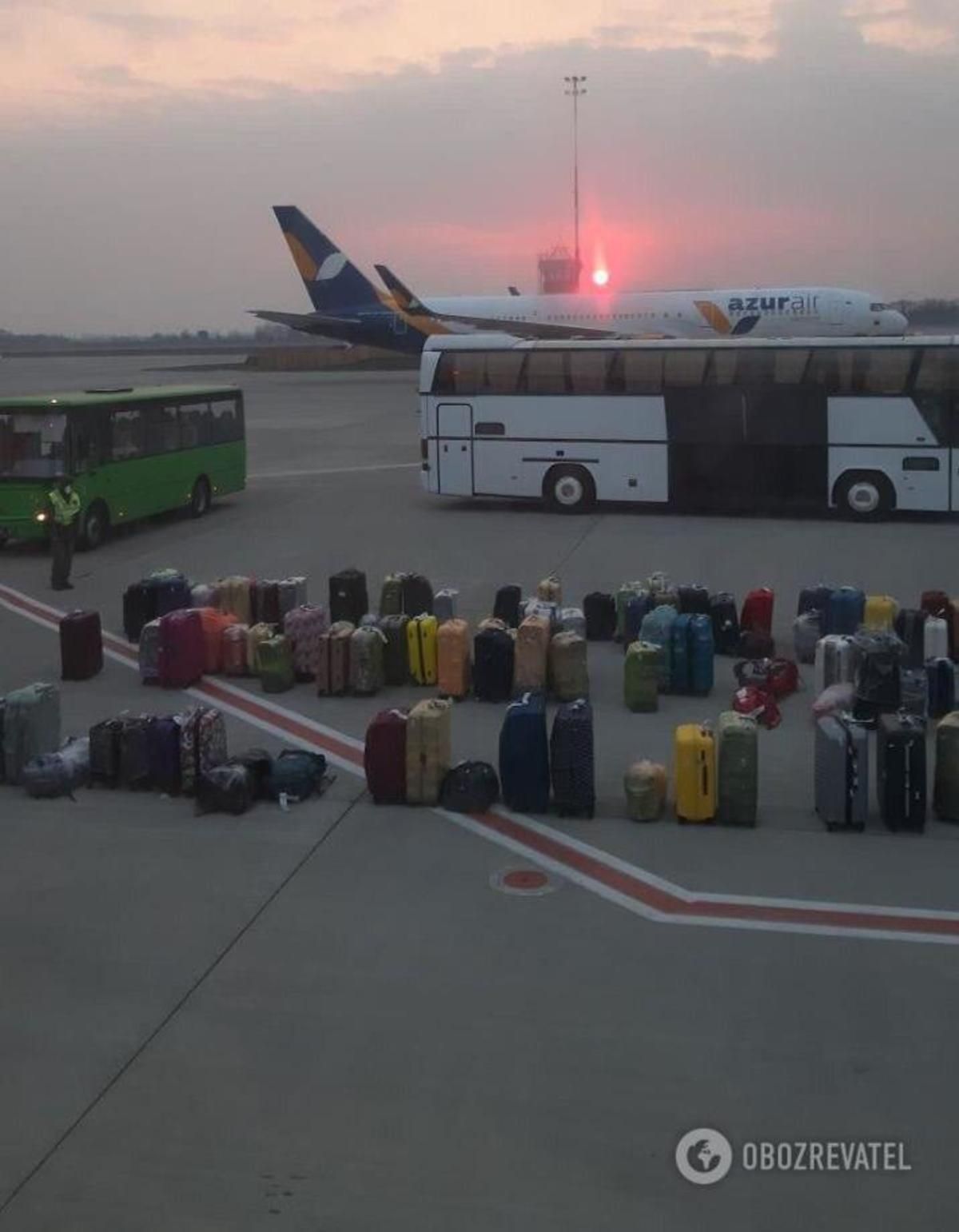 Украинцев, прилетевших с Бали, не выпускают из самолета 8 часов: фото, видео Украинцев, прилетевших с Бали, не выпускают из самолета 8 часов: фото, видео