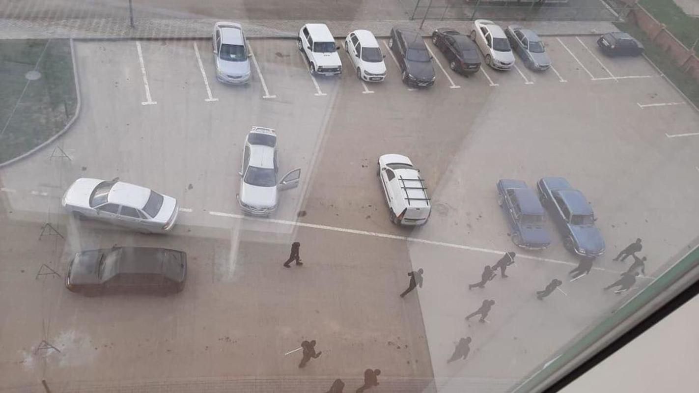 Чечня та коронавірус - поліція б’є людей без масок трубами Чечня та коронавірус - поліція б’є людей без масок трубами