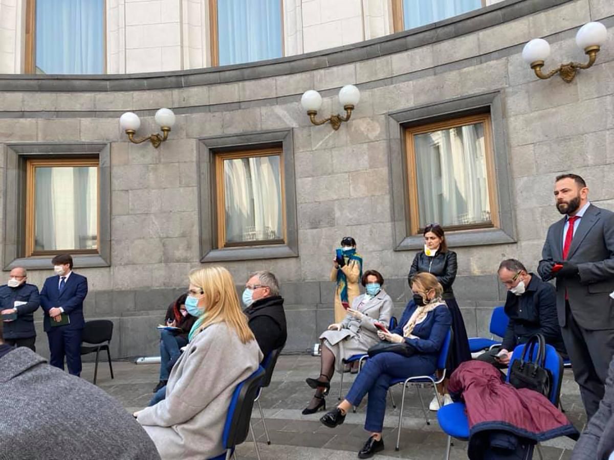 Профільний комітет Ради підтримав "антиколомойський" законопроєкт Профільний комітет Ради підтримав "антиколомойський" законопроєкт