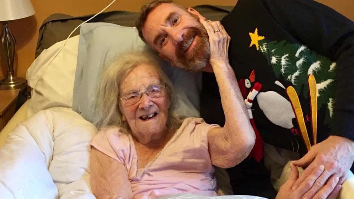 От коронавируса умерла 108-летняя жительница Британии: женщина пережила пандемию "испанки" От коронавируса умерла 108-летняя жительница Британии: женщина пережила пандемию "испанки"