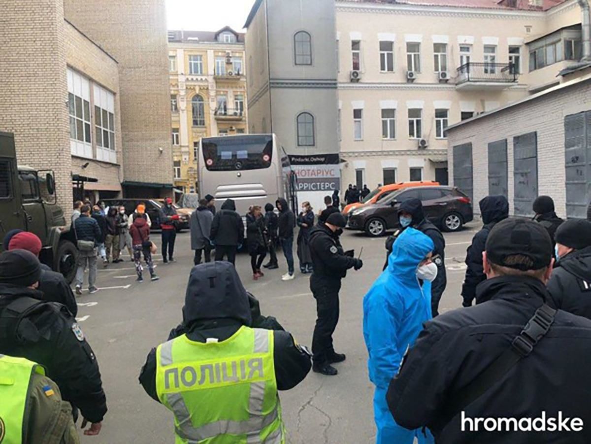 Пасажири рейсу "Доха – Київ" таки погодились покинути літак: що відомо Пасажири рейсу "Доха – Київ" таки погодились покинути літак: що відомо