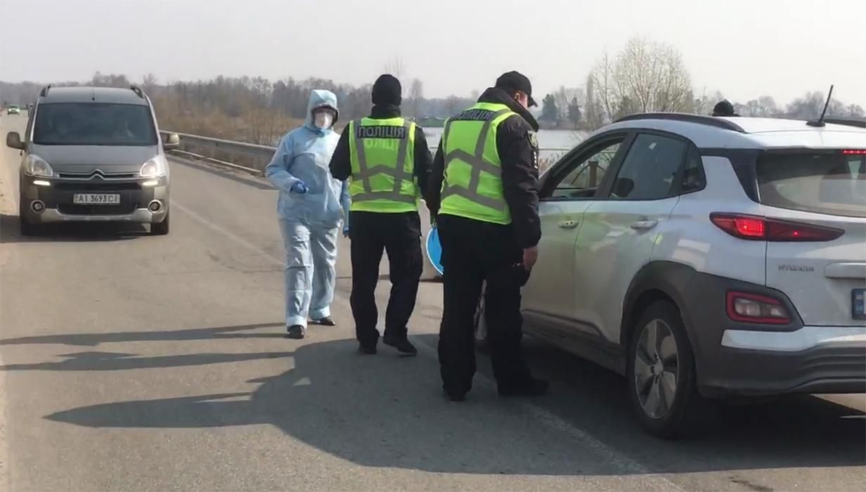 Поліція встановила блокпости на в'їзді в елітне селище Козин: відео