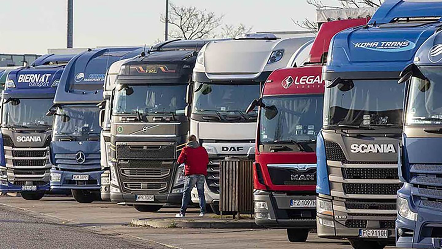 Украинские дальнобойщики застряли на границе с Турцией Украинские дальнобойщики застряли на границе с Турцией