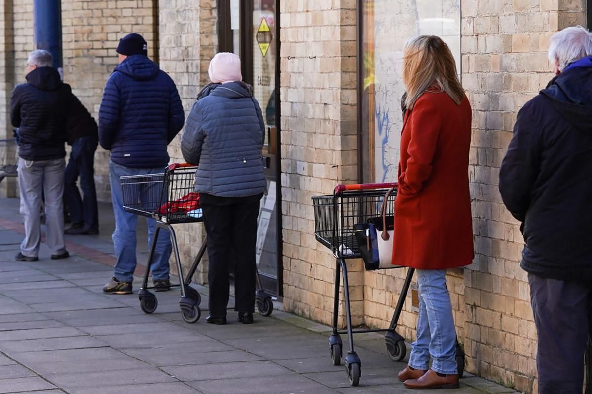 Коронавірус у Британії: люди накупили продуктів більше, ніж на Різдво  