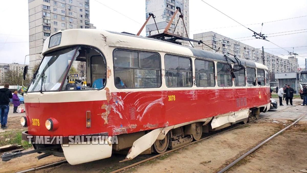 Грузовик врезался в трамвай в Харькове: фото