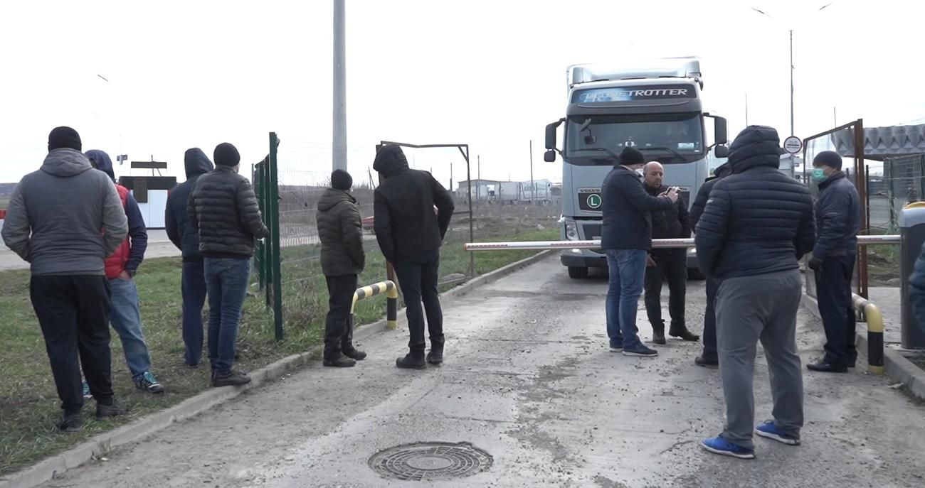 Дальнобойщики перекрыли пункт пропуска Буковине: что требуют Дальнобойщики перекрыли пункт пропуска Буковине: что требуют