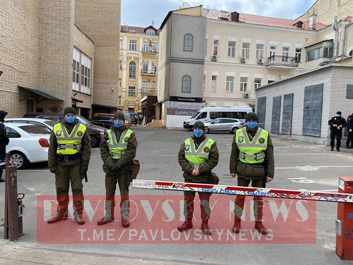 Нацгвардейцы окружили отели, где находятся украинцы на обсервации: фото Нацгвардейцы окружили отели, где находятся украинцы на обсервации: фото