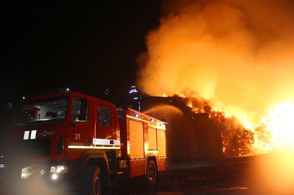 Масштабна пожежа на Хмельниччині: горів колишній цукровий завод