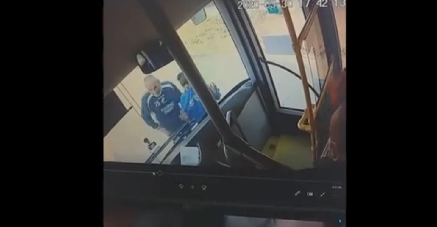 Агресивна пара розбила скло автобуса: їх не пустили в салон без масок – відео Агресивна пара розбила скло автобуса: їх не пустили в салон без масок – відео