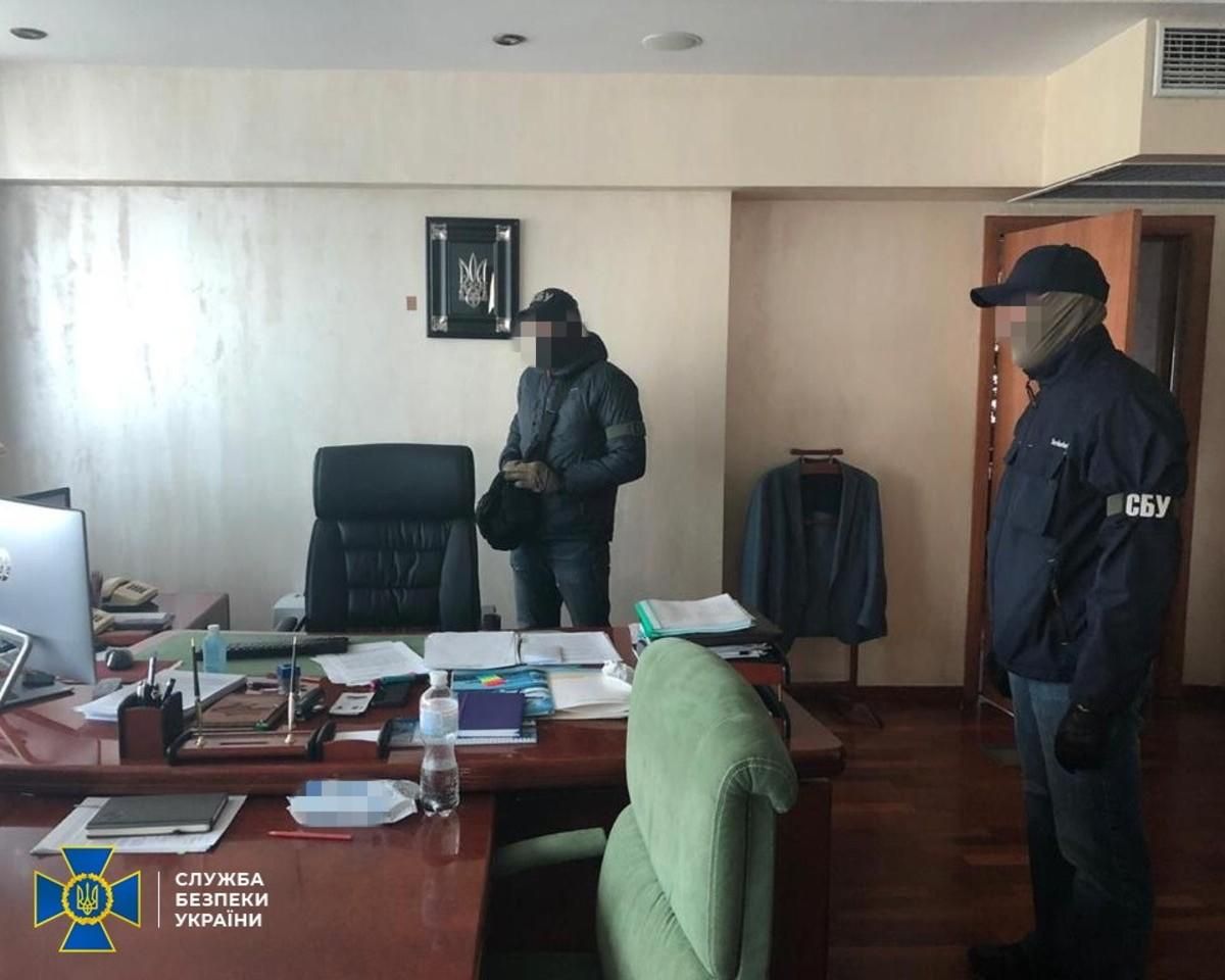 Топ-чиновник незаконно передавал тайные документы: известно кто именно Топ-чиновник незаконно передавал тайные документы: известно кто именно