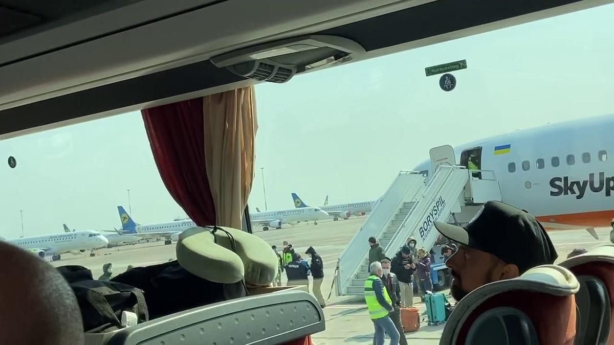 Алкоголь і п'яні дебоші: як проходить обсервація українців, що прилетіли з Балі Алкоголь і п'яні дебоші: як проходить обсервація українців, що прилетіли з Балі