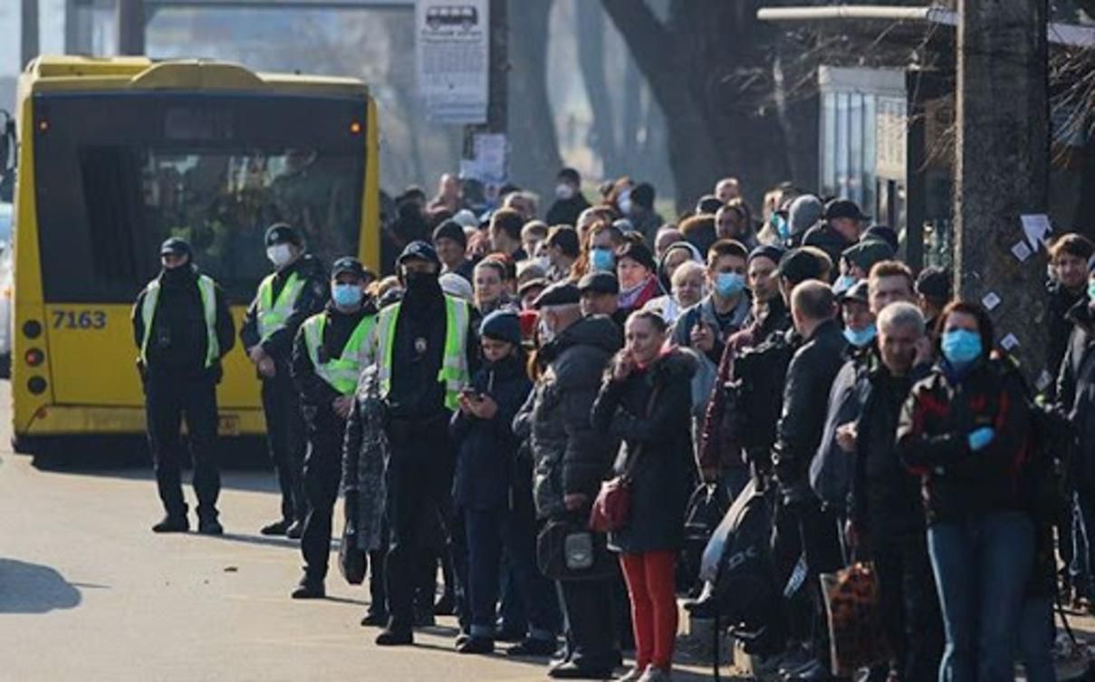 Громадське місце – що це, перелік куди не можна без маски