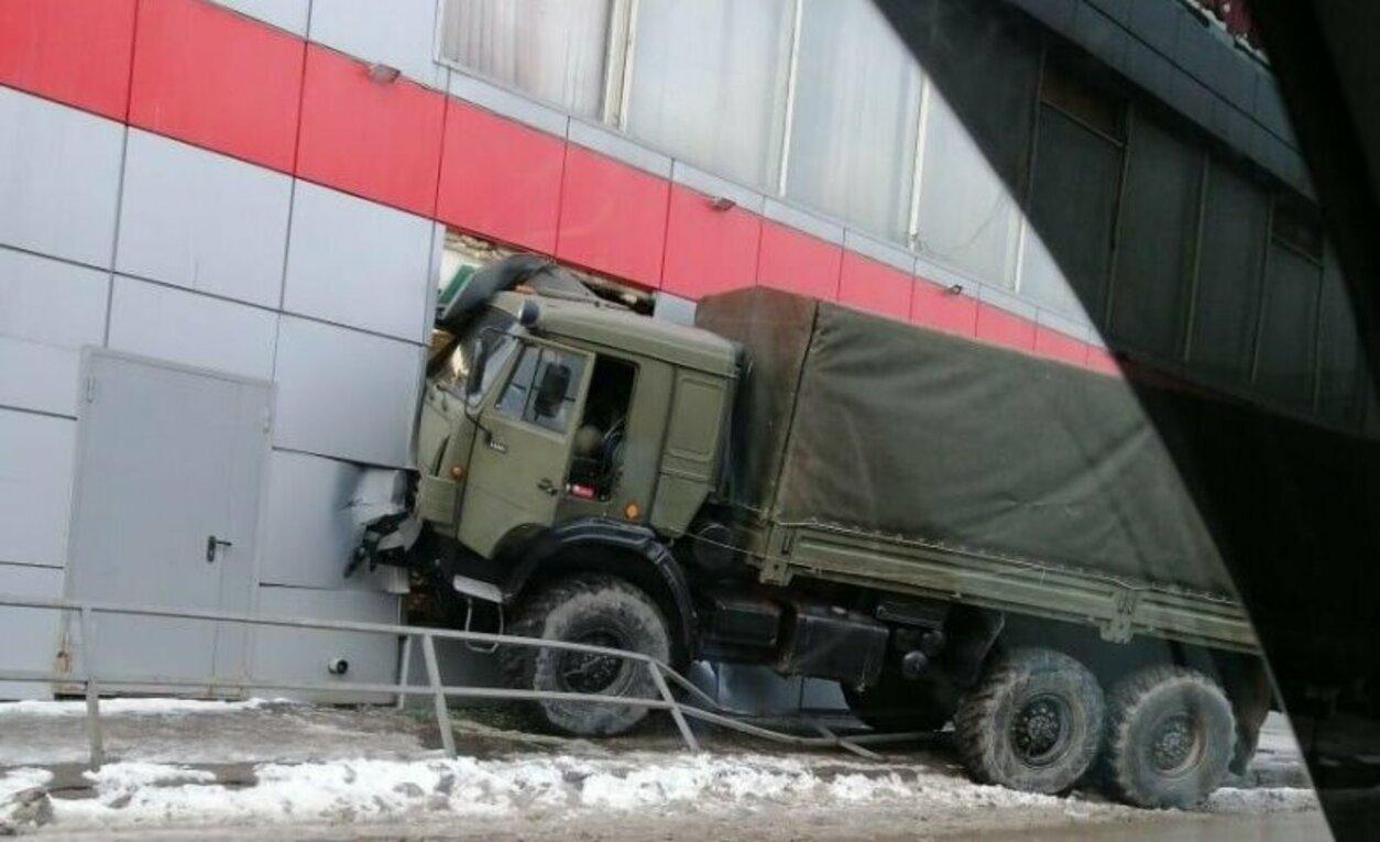 Под Москвой военный КамАЗ врезался в супермаркет: фото Под Москвой военный КамАЗ врезался в супермаркет: фото