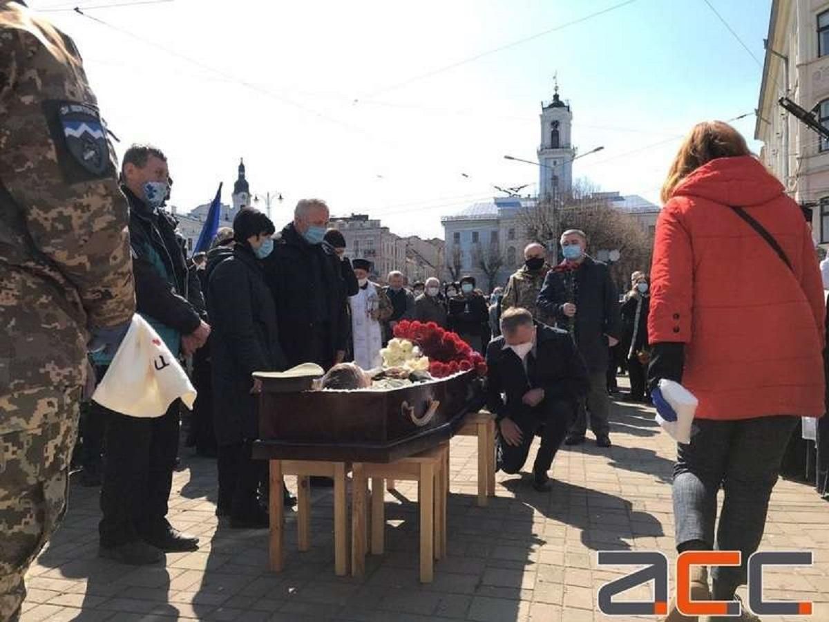 В Черновцах несмотря на жесткий карантин более 100 человек прощаются с погибшим военным: фото