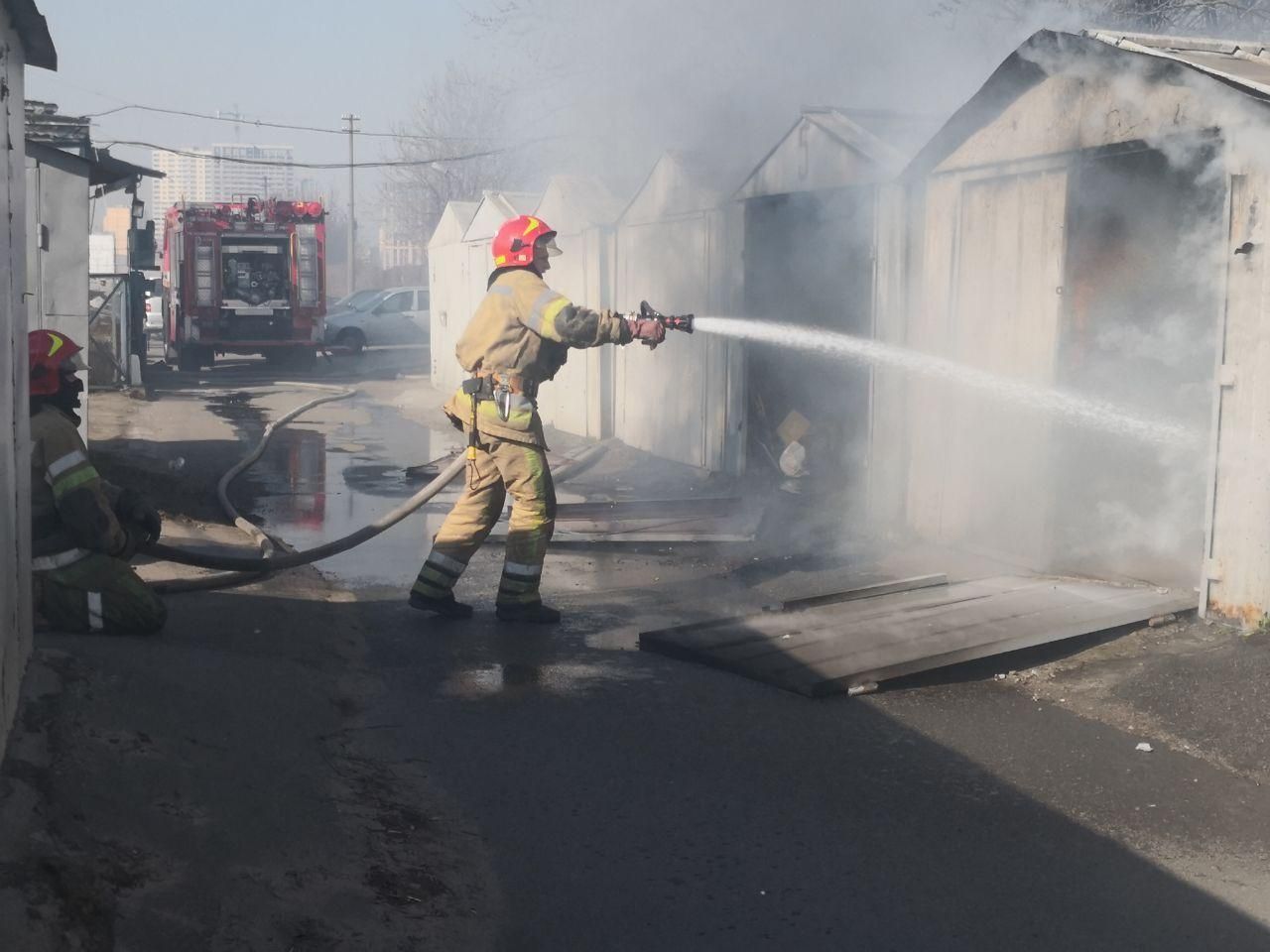 В Києві на Виноградарі спалахнула масштабна пожежа: відео В Києві на Виноградарі спалахнула масштабна пожежа: відео