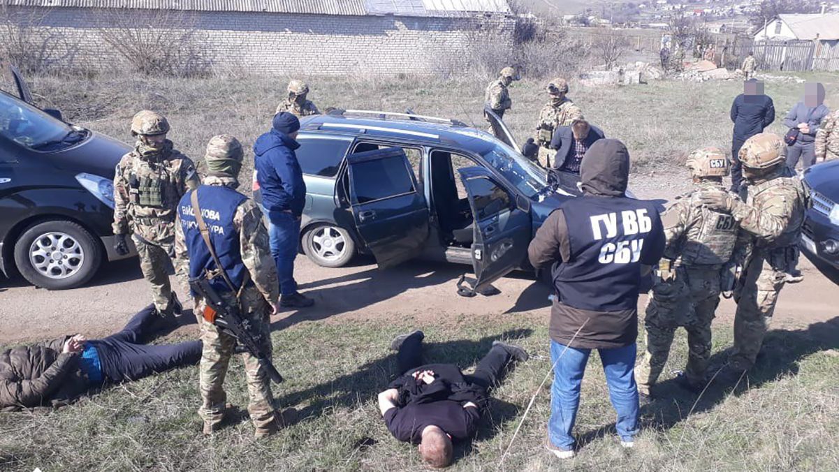 ДБР затримала підполковника СБУ: його підозрюють у фінансуванні тероризму ДБР затримала підполковника СБУ: його підозрюють у фінансуванні тероризму