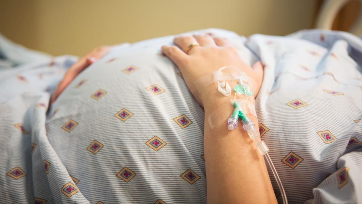 Як ховали померлу від коронавірусу 37-річну породіллю: відео Як ховали померлу від коронавірусу 37-річну породіллю: відео