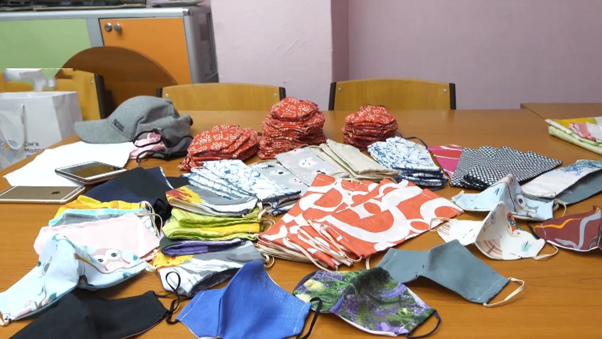 Тысяча масок за 2 недели: в Харькове многодетные мамы помогают бороться с COVID-19