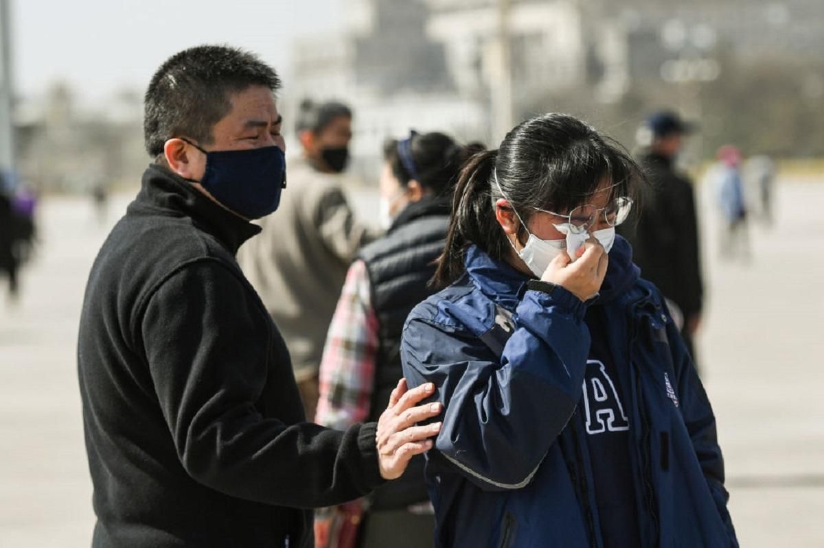Китай почтил память умерших от COVID-19 тремя минутами тишины: фото Китай почтил память умерших от COVID-19 тремя минутами тишины: фото