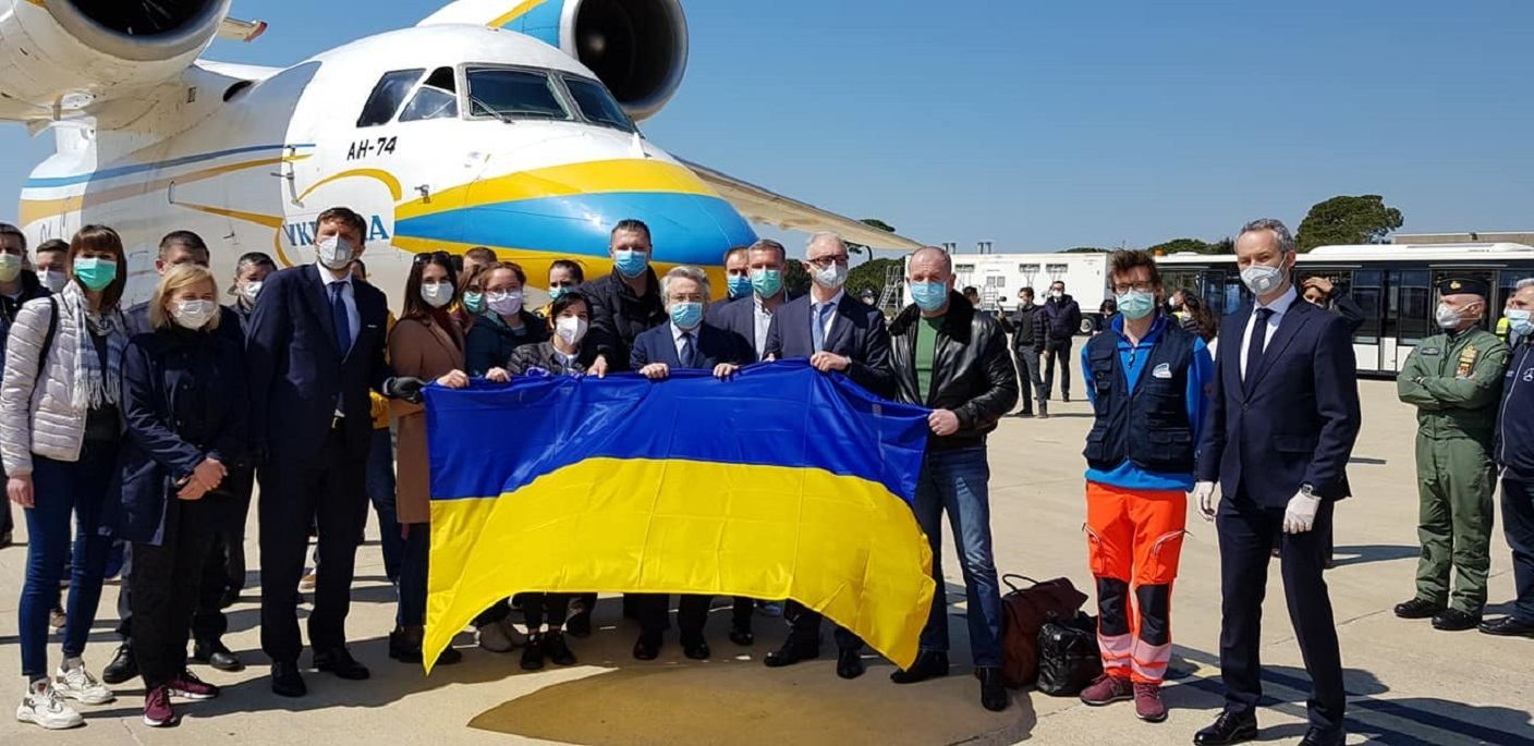 Літак з українськими медиками приземлився в Італії: фото Літак з українськими медиками приземлився в Італії: фото