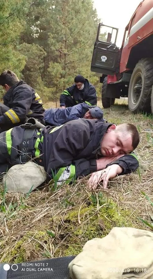 пожежні відпочивають, пожежа у чорнобильській зоні
