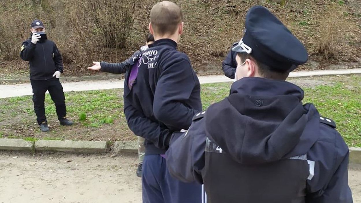 Львів'янин порушив карантин та накинувся з кулаками на поліцейських
