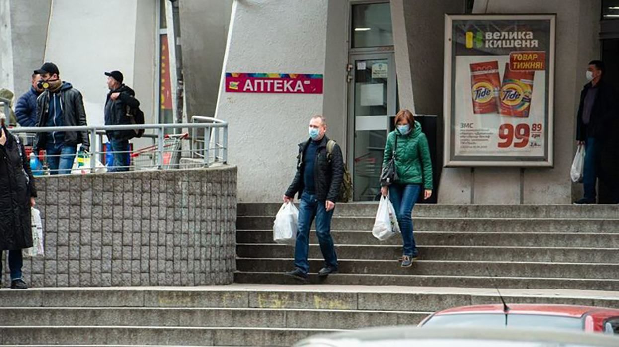 У Києві без маски заборонили ходити навіть по вулицях і біля будинків: деталі