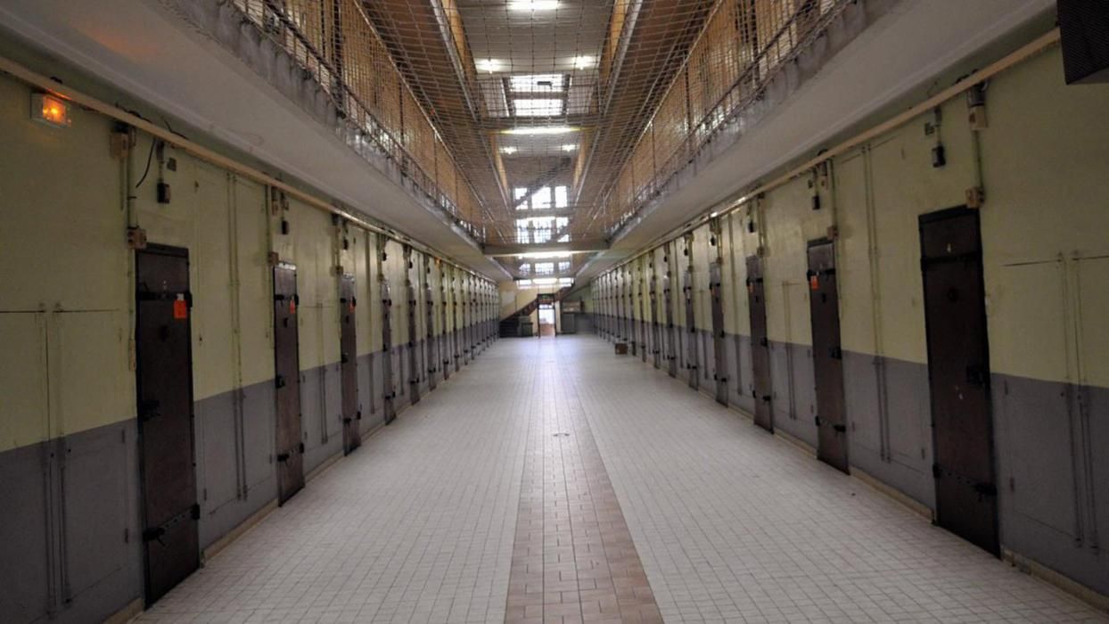 Во Франции освободили более 6 000 заключенных из-за коронавируса Во Франции освободили более 6 000 заключенных из-за коронавируса