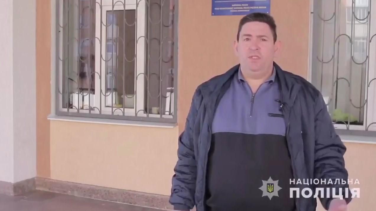 Чоловік, який жбурнув в обличчя касирки монети, вибачився – відео Чоловік, який жбурнув в обличчя касирки монети, вибачився – відео