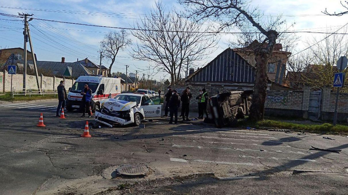 Полицейское авто столкнулось с автомобилем в Херсоне: машина перевернулась – 5 пострадавших