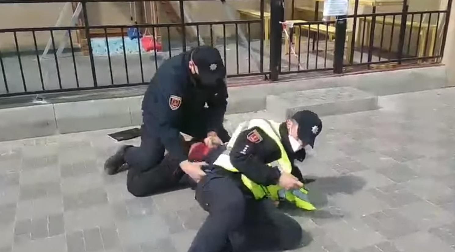 В Одессе патрульные повалили на землю владельца киоска с кофе: что говорят в полиции
