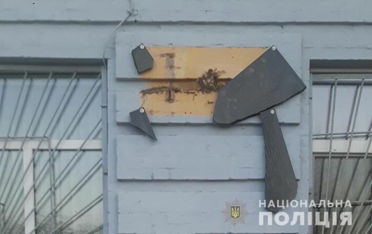 В Полтаве за ночь разбили три доски героям АТО: полиция просит опознать вандала – видео