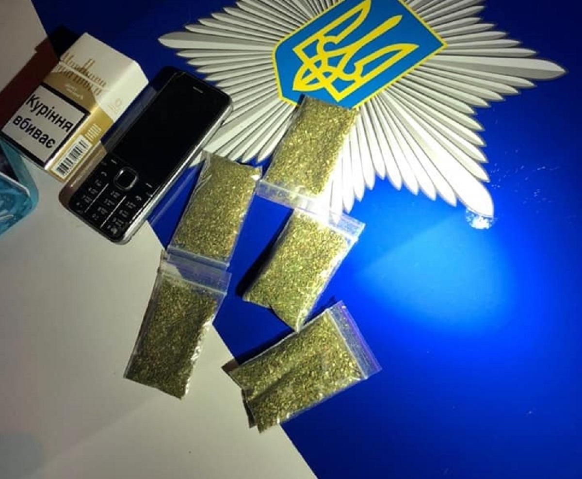 У Києві патрульні випадково зупинили водійку з наркотиками: деталі та фото