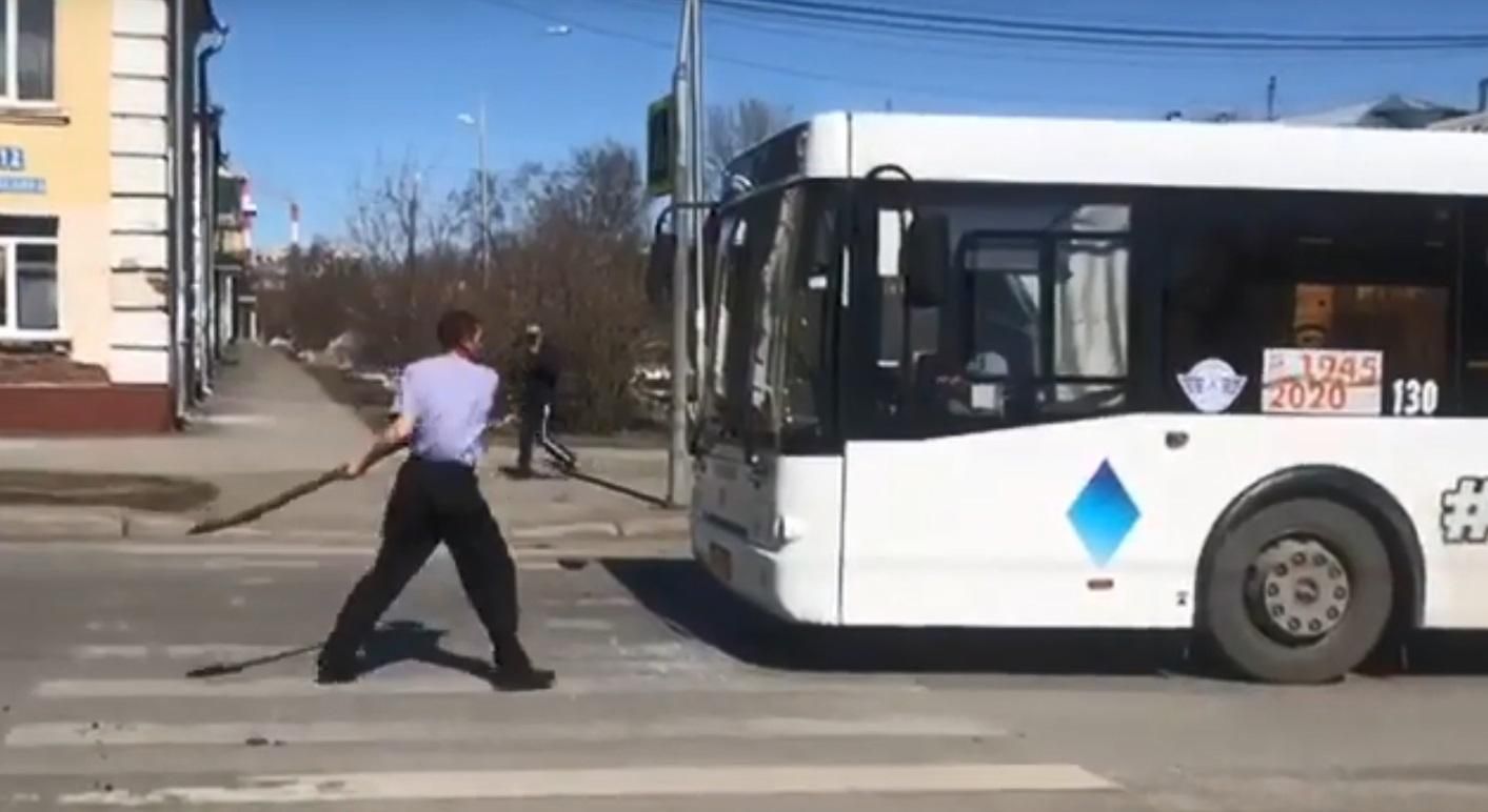 У Росії чоловік з криками "коронавірус" гатив лопатою по автобусах: відео