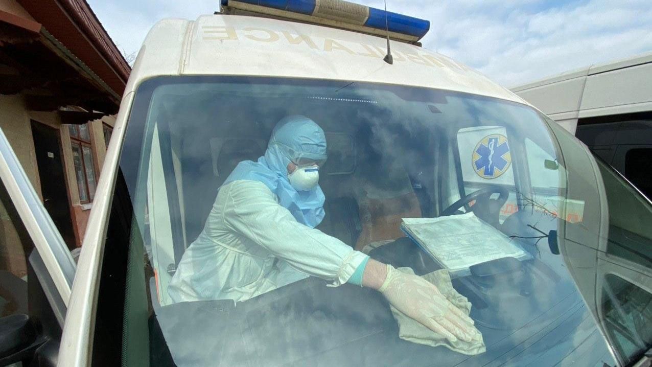 На Закарпатье заразился COVID-19 заведующий поликлиники: его мать – первая жертва коронавируса
