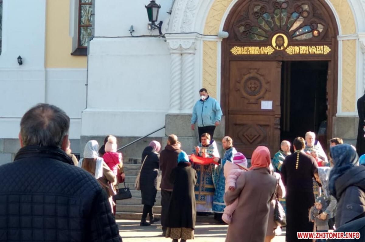 Україна, коронавірус: 7 квітня люди були у церквах, порушуючи карантин – 24 канал