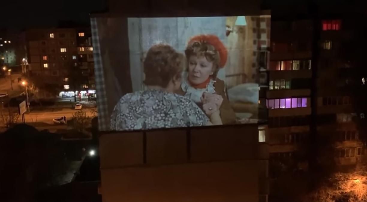 У Запоріжжі чоловік влаштував кіносеанси на стіні багатоповерхівки У Запоріжжі чоловік влаштував кіносеанси на стіні багатоповерхівки