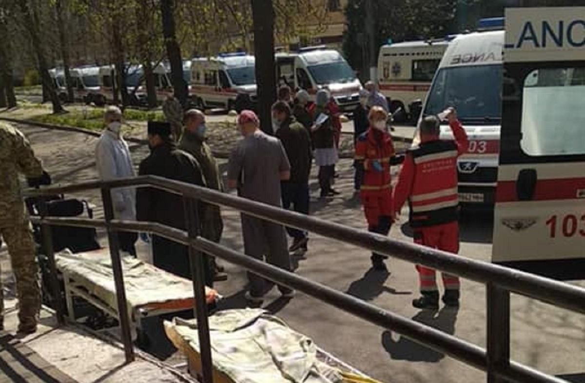 До військового шпиталю Києва прибули 18 швидких з пораненими з передової, – Кулеба До військового шпиталю Києва прибули 18 швидких з пораненими з передової, – Кулеба